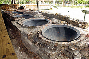 Ruinas de un antiguo ingenio de azúcar,desde principios de 1800.A grandes ollas hirviendo en los hornos de ladrillos que se quemó la madera y la caña seca,azúcar triturada